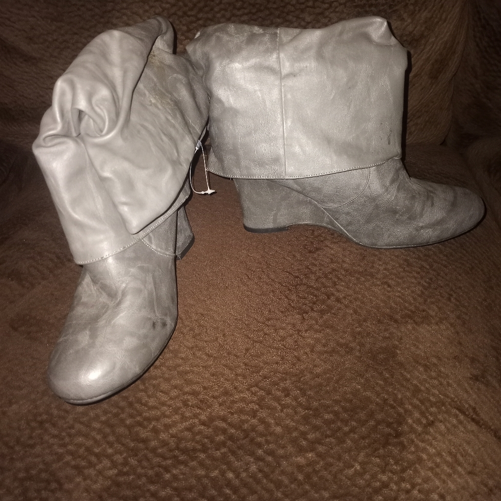 Brand new gray boots